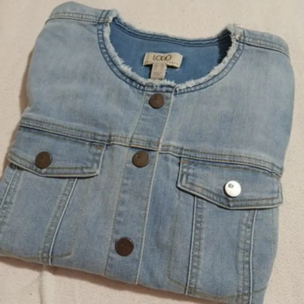 NWOT  LOGO stretch denim light wash raw edge hem/sleeve snap front jacket sz 10